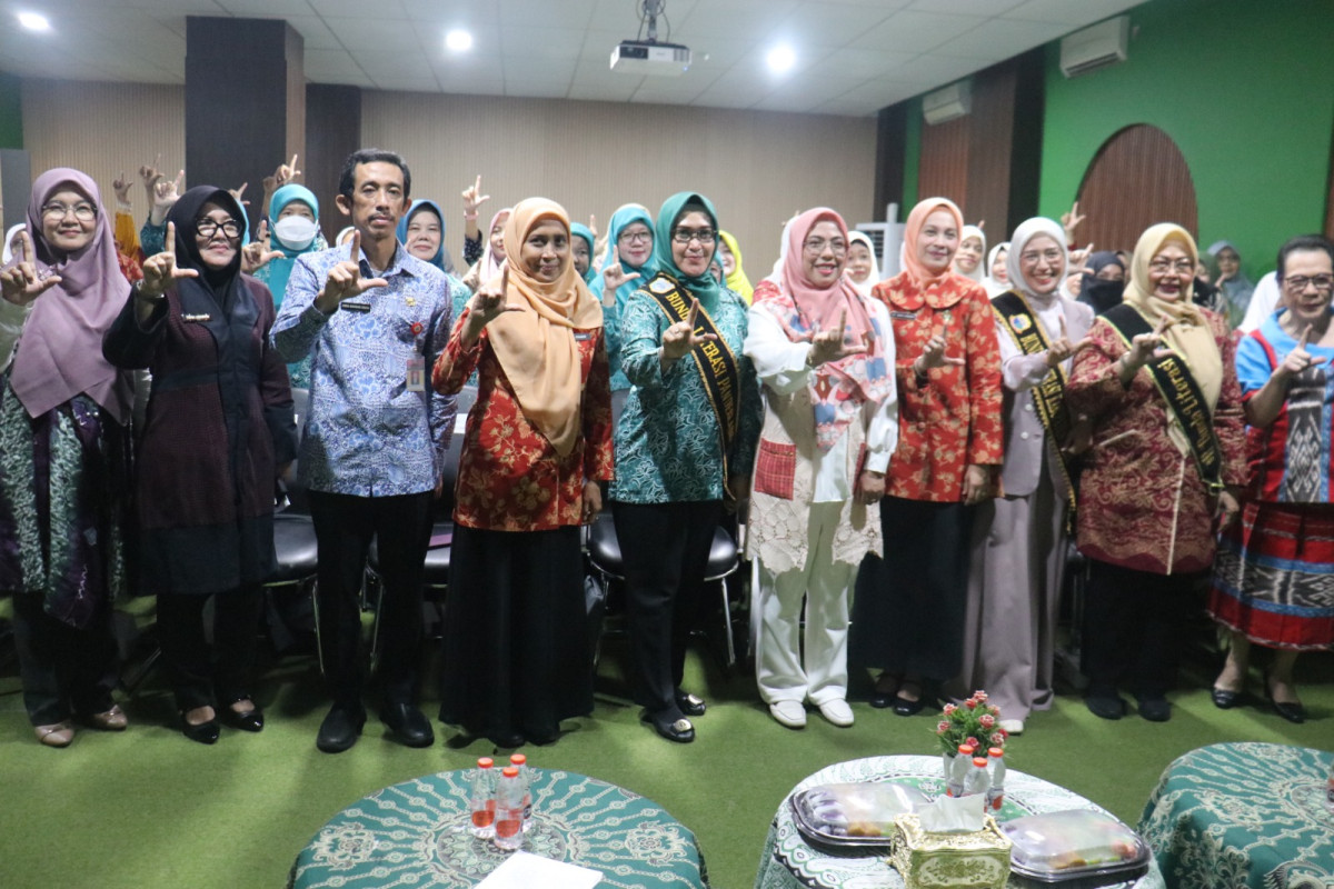 BUNDA LITERASI PROVINSI BANTEN, RESMI MEMBUKA  HARI KUNJUNG PERPUSTAKAAN 2025