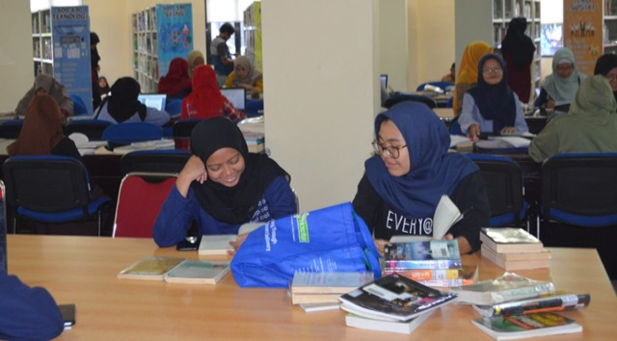 Perempuan Penulis, Perempuan Pembaca : Merekam Suara dan Gagasan dari Pinggir ke Panggung