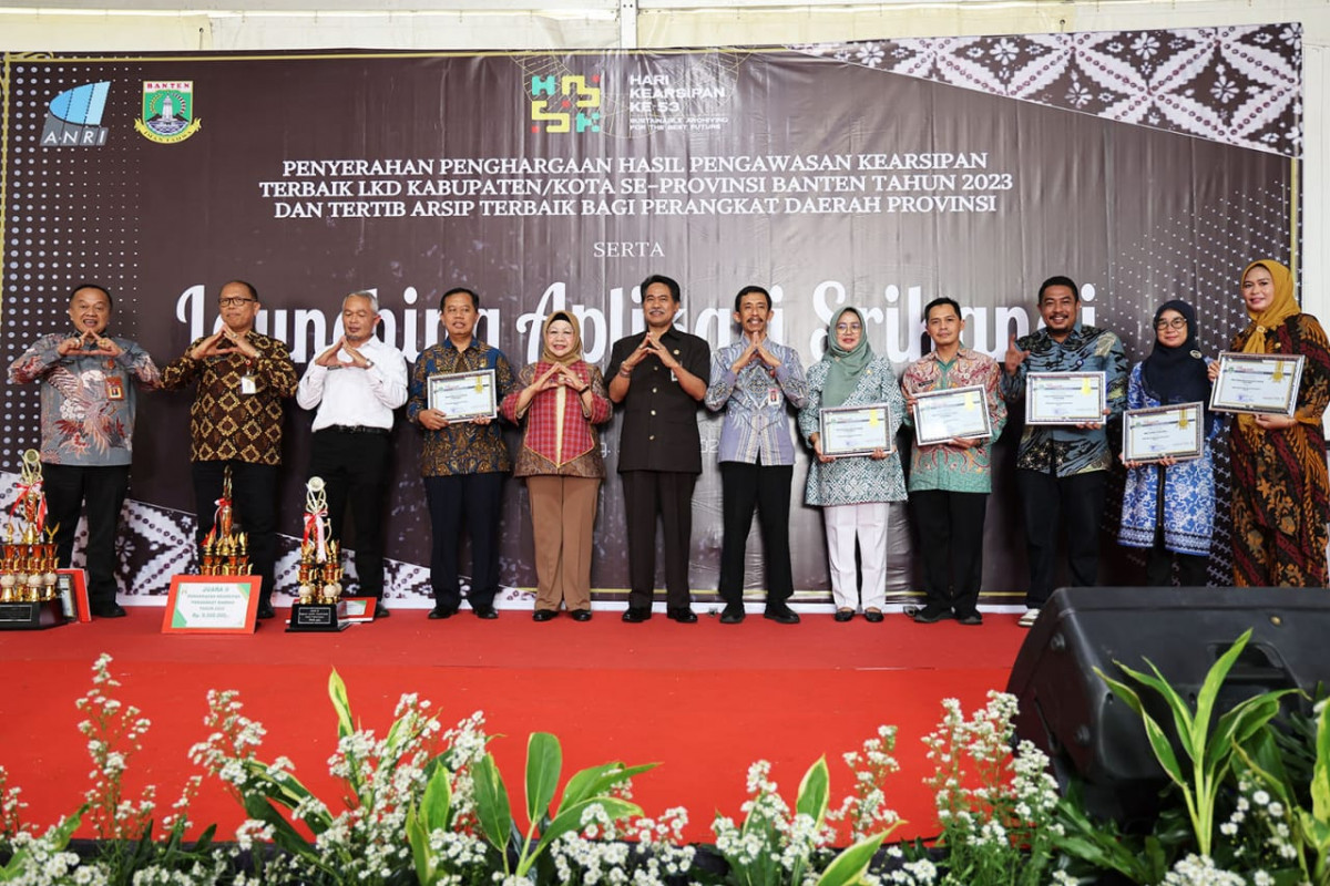Penyerahan Penghargaan Hasil Pengawasan Kearsipan Terbaik, Tertib Arsip Terbaik Bagi Perangkat Daerah Provinsi  dan Launching Aplikasi SRIKANDI