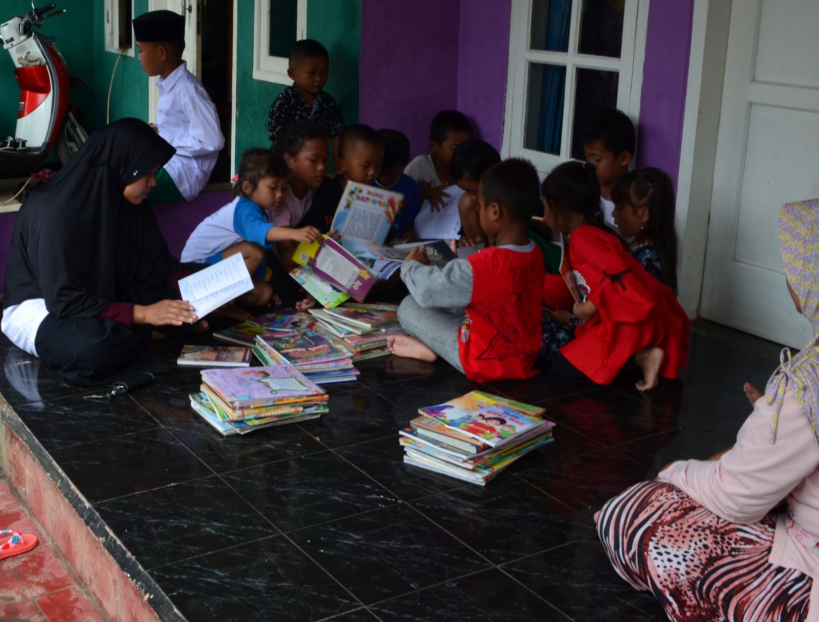 READING AT HOME : membangun minat baca dimulai dari keluarga