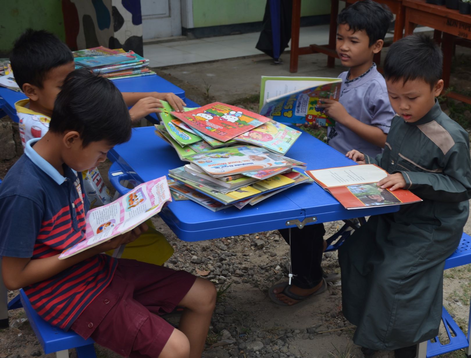 MENUMBUHKAN MINAT BACA SISWA