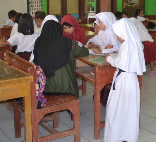 MENDAMPINGI ANAK BELAJAR MEMBACA