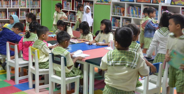 MEMBACA UNTUK MENGEMBANGKAN IMAJINASI ANAK