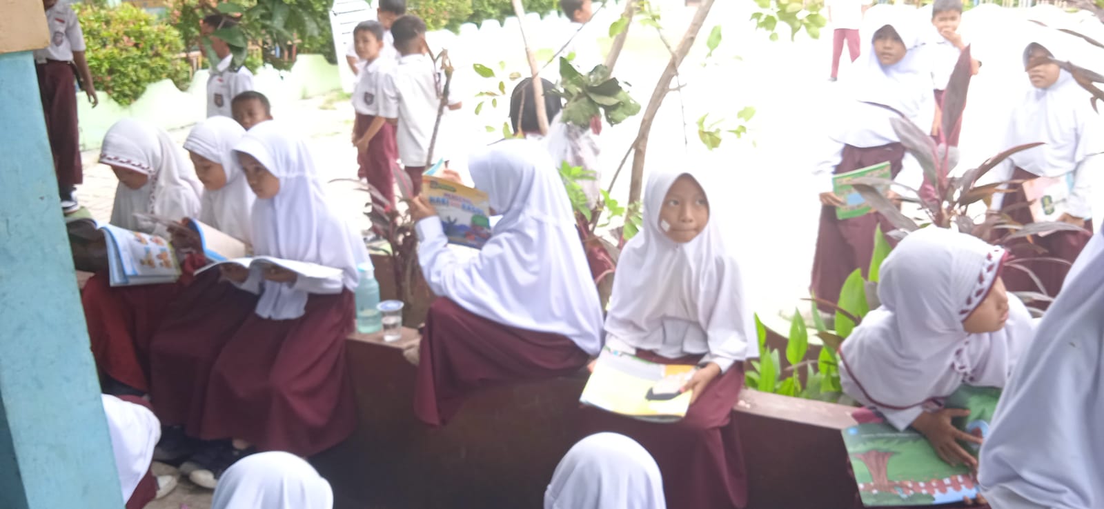 PENTINGKAH MENUMBUHKAN MINAT BACA PADA ANAK?